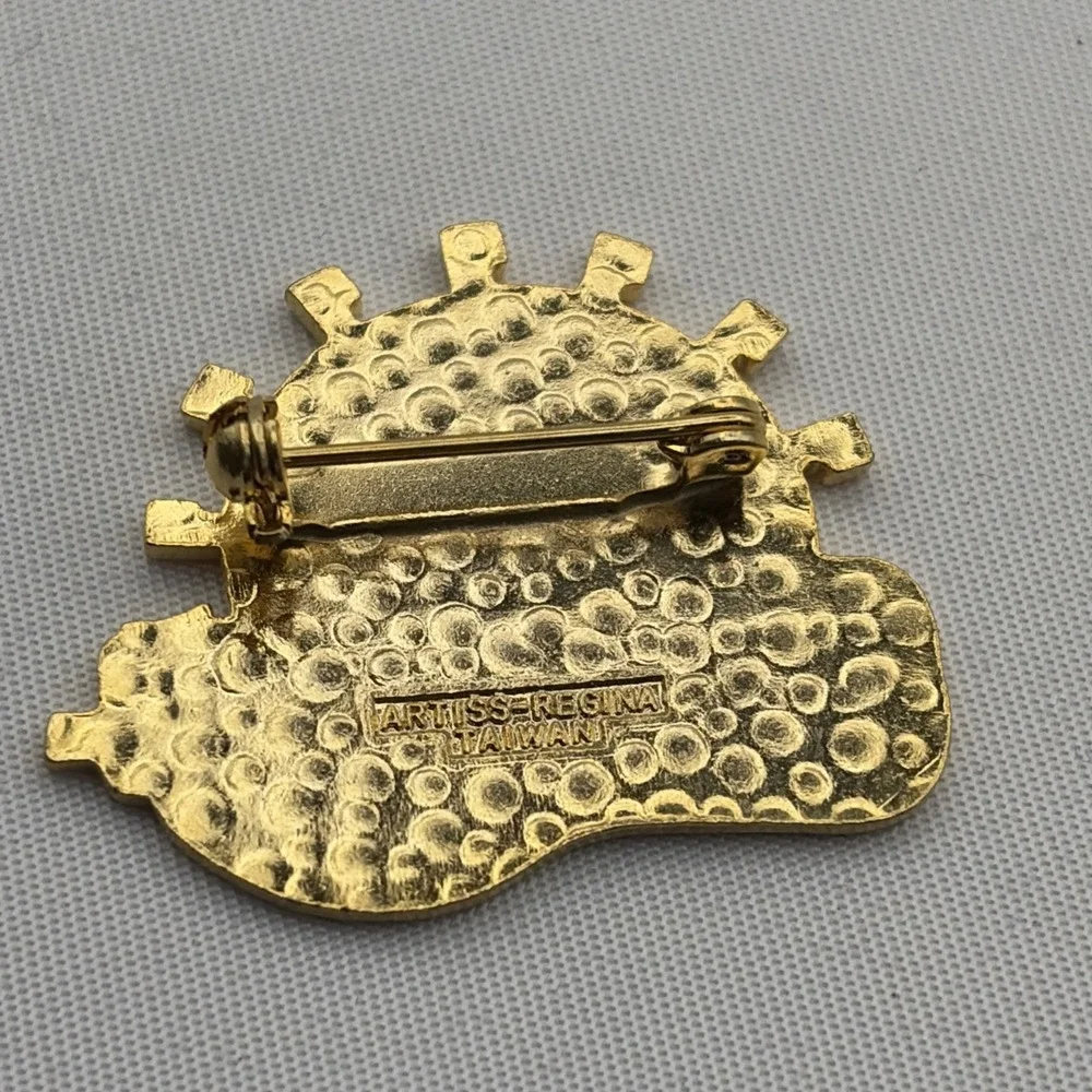 Whitehorse Curling Club Canada Sports Lapel Hat Pin